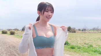 【眼福】えなこが最新水着グラビアでB86を露出！全人類を虜にする32歳の奇跡のプロポーション