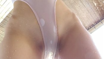 【フェチ画像】透けた超ハイレグをグイグイッと見せつけるクール美女😍スリスリ×水中カメラ【来栖うさこ】