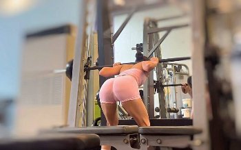 ジムで筋トレをしている女性の性的すぎる画像&動画