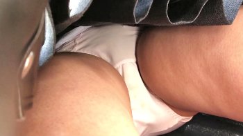 【upskirt3118逆さ撮りJK】長時間光量抜群なふっくらと膨らむフロントを撮られ、屈みで若干汚れのあるピンクPを撮られるJK