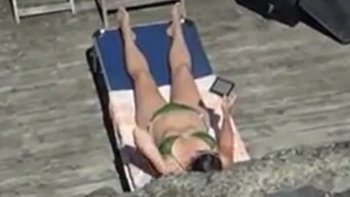 隣の家のお姉さんがビキニで日光浴していたから盗撮してやったｗｗｗ