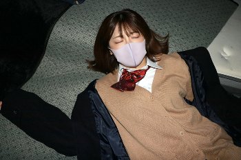 公園で自撮りを楽しんでる女子校生を拉致して睡眠姦！朦朧としながらビクビク痙攣アクメ！