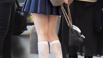 【巨乳ミニスカ娘】ニット巨乳とミニスカ太股を見せつけながら勧誘してくるお姉さん！！