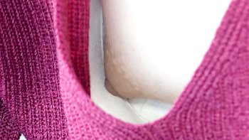 【eros2892乳首チラ】胸元から白いおっぱいとぷっくり膨らむ美味しそうなパフィーニップル乳首を撮られちゃうエロカワなDくらいの若い娘