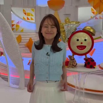 井上清華アナ　ニットで胸を突き出すエクササイズ！！【GIF動画あり】