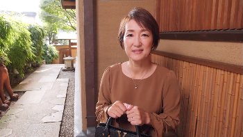 【真木さゆり】欲求不満が溜まりに溜まった完熟奥様が椅子拘束マシンバイブ責めに痙攣アクメ