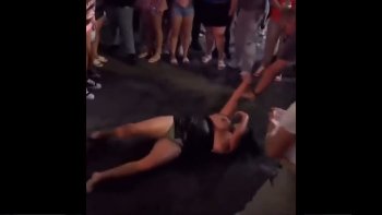 ジャンキーなのか酔っ払いなのかおっぱい丸出しで路上で暴れる女ｗｗｗ