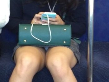 【最高】どうしても見てしまう…電車の座席に座ってる女の子のデルタゾーンがキワドいハプニングエロ画像