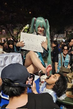 【画像】コスプレ会場、とんでもない“謎ドリンク”が販売されてしまう