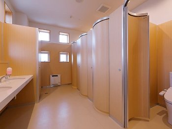 【クラブの洋式トイレ】可愛いギャル達が撮影されているとは知らずに排泄していく・・・（トイレ動画）