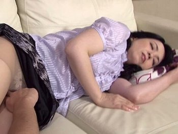 【最高】【人妻レイプ】夫の帰宅を待ってソファで無防備に眠る四十路美熟女を狙う隣人…侵入でエロ夜這いイタズラ痴漢されて中出しレイプ