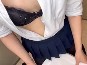 【個人撮影】制服コスにノーパンストッキングの女子さんが机の角に擦り付けオナニーする自撮り投稿映像