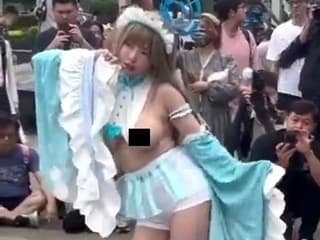 【おっぱいポロリ！？】不思議なポロリ動画、どうなってるのこれ？？？？