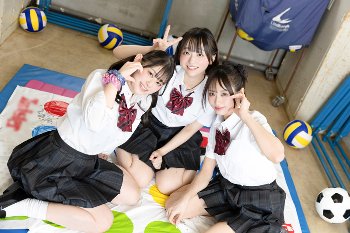 ツイスターゲームでパンチラしまくってるギャルJKを覗き見してたのがバレてCFNM