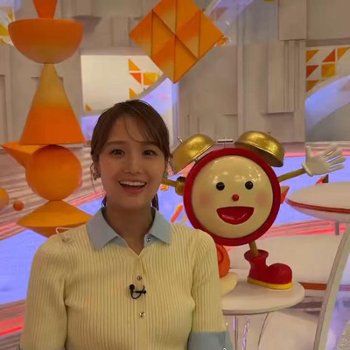 井上清華アナ　ニットで胸元強調エクササイズ！！【GIF動画あり】
