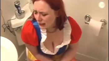 白雪姫のようなコスプレ女性がリンゴを食べて下痢になったのでその様子をご覧下さいｗｗｗ