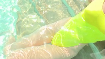【アイドル】高身長モデルの蛍光イエロー競泳水着に癒される😍水中カメラ×ローアングル【真島なおみ】
