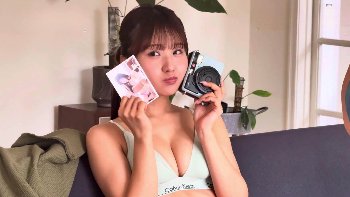 【画像】森脇梨々夏の「水着グラビア」が神クオリティ。Cカップ美バストとおうちデートの破壊力が最高すぎる件