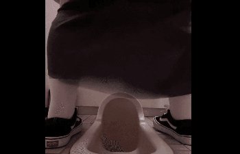 【自撮り？盗撮？】この子お尻の形がいいなぁ・・・なんて眺めていたら下痢でした（和式トイレ動画）