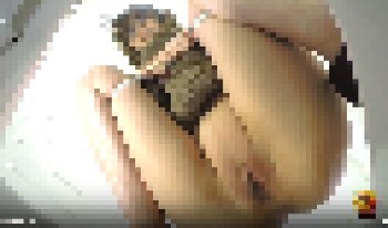 【パイパンで排尿】トイレ待ち中モゾモゾ・・・我慢した後におしっこ全開で出す女性（和式トイレ映像）