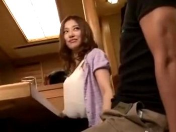 【巨乳】数年ぶりに再会したクラスメイトがただの欲求不満な女の子に→自らチンポ弄ってきて別室で即パコ