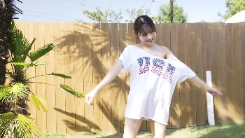 白Tシャツをはだけて…宇咲（23歳）の「水着グラビア」必見77枚！爽やかビキニ＆レトロセクシーの悶絶ギャップ