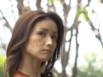 【痴漢】年を重ねてなお華奢で美しい熟女妻がバス内で痴漢男に抵抗できず→