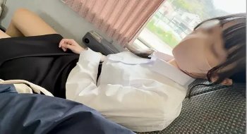 特急電車内で居眠りしているOLに悪戯痴漢している画像&動画