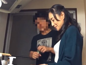 【素人】「我慢できないぃ///」年下男に襲われてメロメロで種付け受け入れる美熟女