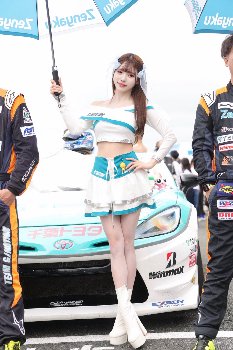 新人レースクイーンの白石莉子さん(23)のお胸がパンパン