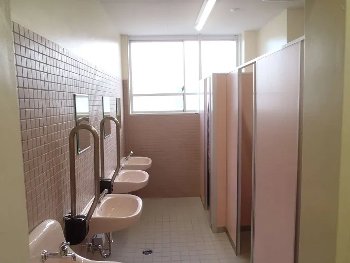 【中国美女レベルたかっ】和式トイレで真顔でおしっこ中の所を激写・・・（エロ放尿映像）