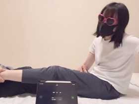 【個人撮影】彼氏に電気あんまされて耐える彼女がエロ可愛い！素人カップルおふざけ投稿映像
