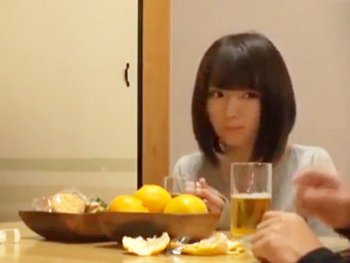 【美少女】帰省してきた兄貴が妹にコタツの中で悪戯