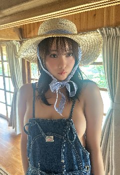 ラウンドガールやってた橘舞が写真集で生乳サスペンダー披露