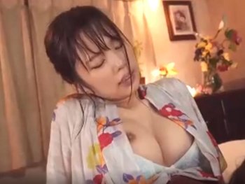 【フェラ】大雨でクラスメイト女子と駆け込んだラブホで・・・
