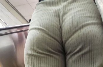 【画像】横浜のJDさんの喰い込んだお尻、工ッチすぎるｗｗｗｗｗｗｗｗｗｗｗｗｗｗ