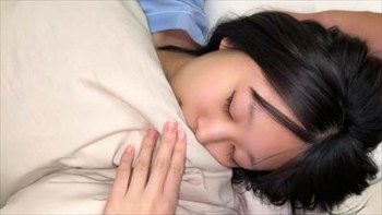【素人】 隙だらけな寝顔を見せる彼女の朝イチがとんでもなく可愛い！すっぴん寝起きハメ撮り投稿！