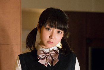 ヤラしい姿に恥ずかしさを感じながらも、興奮を抑えられない制服娘。