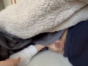 【個人撮影】布団の中で彼女に手コキしてもらう様子を彼氏が主観で撮った素人カップル投稿映像！