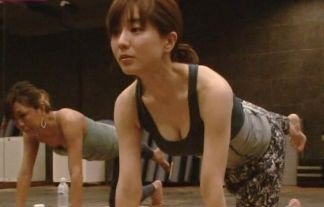 祝結婚・田中みな実、エクササイズ中に見せたエロい姿を大放出！！おっぱいの谷間や開脚して股間を見せつけるｗｗ