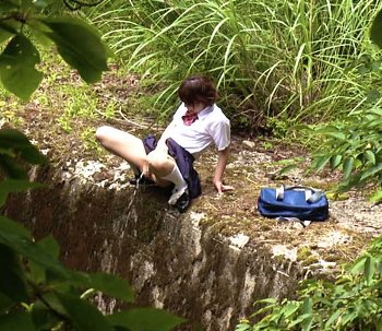 【おしっこ】田舎の女子高生が帰宅途中に野ションします！【スカトロ動画おすすめ】