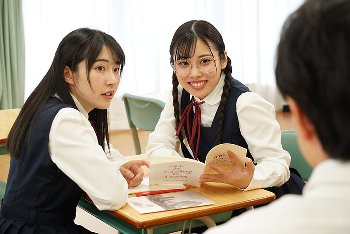 地味でオタクな見た目の2人は、信じられないほどのクソビッチだった・・・淫キャで妖キャな真性ヤリマンの言いなり肉ディルドに堕ちる男子