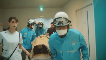 トラウデン直美キャスター　ナース衣装の巨乳が揺れる！！【GIF動画あり】
