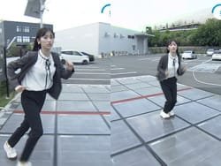 WBSで嶺百花アナが走り回ってあざとく乳揺れを繰り返す