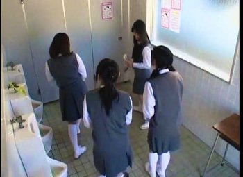 【おしっこ】女子高生たちが学校の女子トイレで並んで放尿しています！【おすすめ動画】
