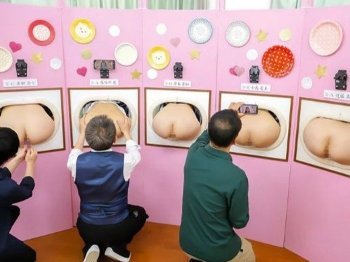 【最高】【壁尻×女子校生】文化祭の展示物は自分のお尻を展示する『壁尻展覧会』電マやバイブで大量潮吹き失禁イキするロリ可愛いJK