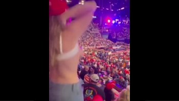 ドナルド・トランプの講演会でおっぱい見せた女性ですが逮捕されるｗｗｗ