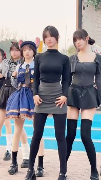 【動画】どエロい格好で踊るお姉さんwwwwwwwww
