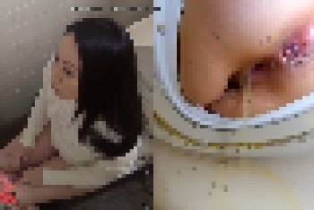 【つやつやアナルがエロい】洋式トイレで真っ黄色のおしっこをする女性（放尿映像）