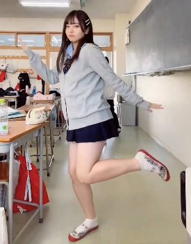 【悲報】ドスケベ美人女子高生(15)さん、おばさん達に叩かれてしまう…